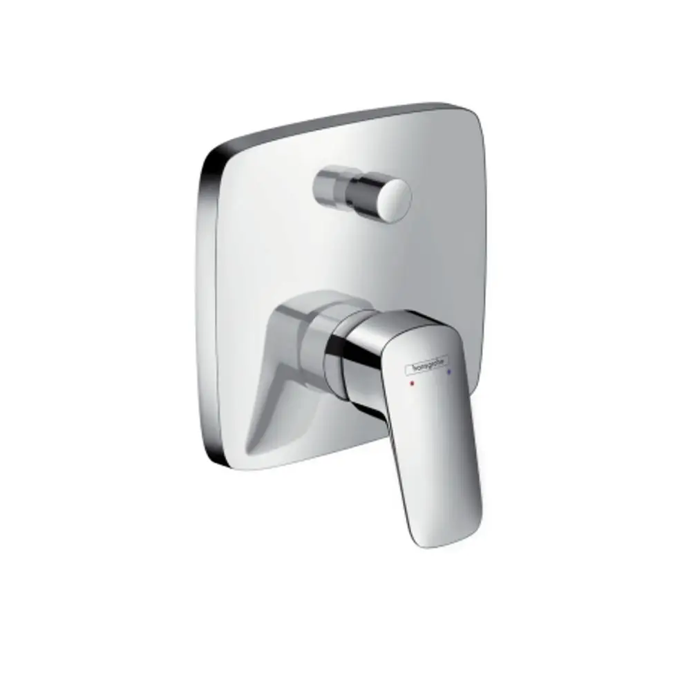 Einhebel-Wannenmischer von Hansgrohe mit quadratischer blendenförmiger Abdeckung in Chrom. Der Mischer verfügt über einen Hebel und einen Bedienknopf.